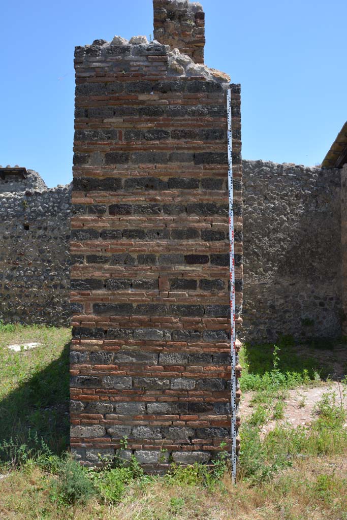 IX.5.14 Pompeii. May 2017. Peristyle k, pilaster between rooms m and n, on east portico.
Foto Christian Beck, ERC Grant 681269 DCOR.
