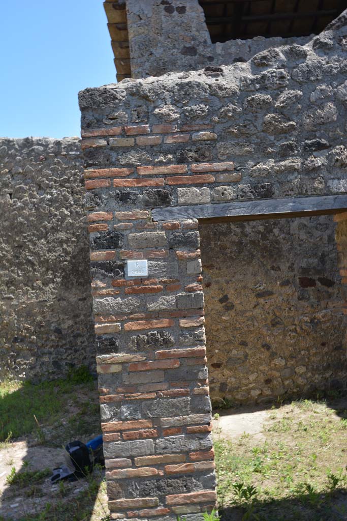 IX.5.14 Pompeii. May 2017. 
Peristyle k, pilaster between room n and o on east portico, (Restored 2004).
Foto Christian Beck, ERC Grant 681269 DCOR.
