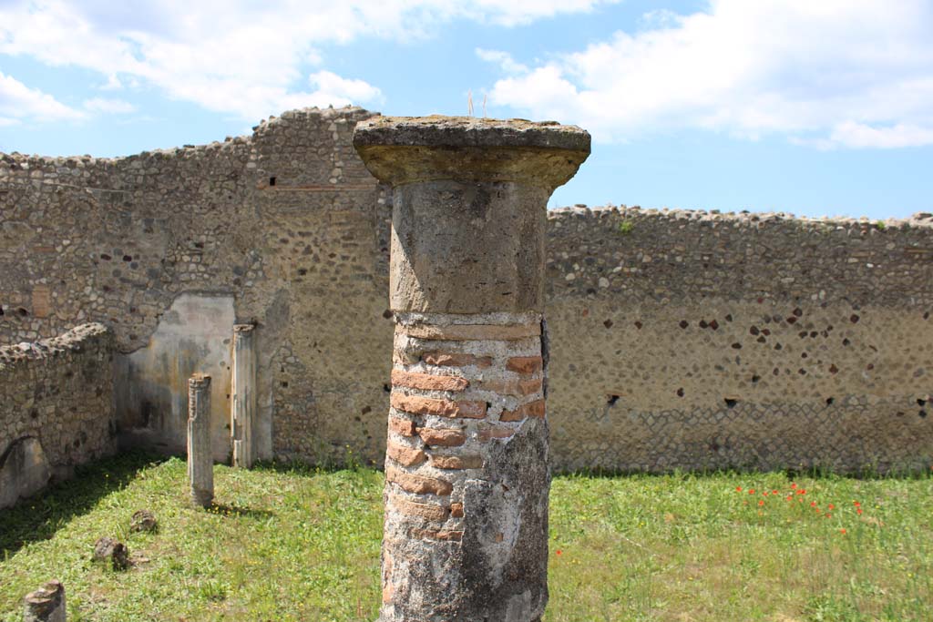 IX.5.14 Pompeii. May 2019. Room k, looking west towards column across peristyle.
Foto Christian Beck, ERC Grant 681269 DCOR.
