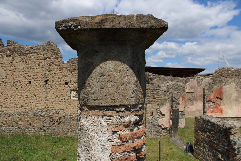 IX.5.14 Pompeii. May 2019. Room k, looking north towards column across peristyle.
Foto Christian Beck, ERC Grant 681269 DCOR.
