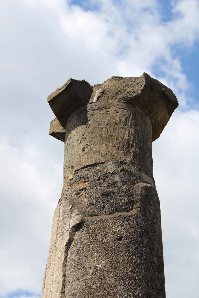 IX.5.14 Pompeii. May 2019. Room k, detail from top of column on south portico. 
Foto Christian Beck, ERC Grant 681269 DCOR.

