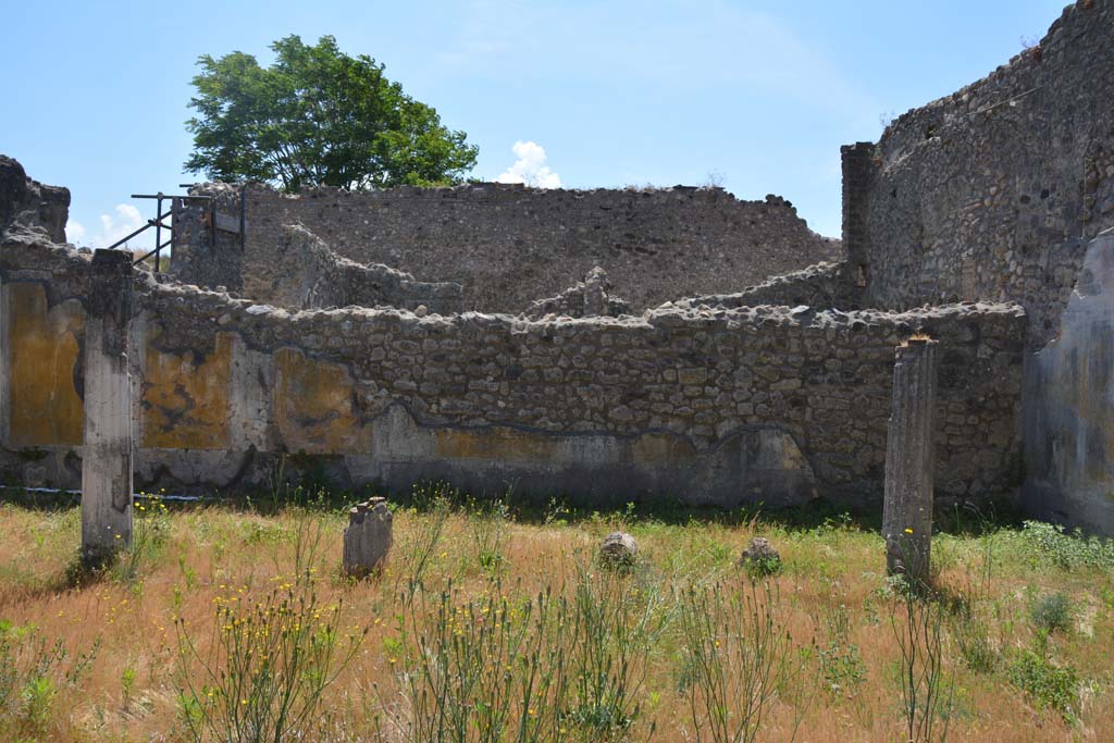 IX.5.14 Pompeii. May 2017. Peristyle k, looking along south wall towards south-west corner, on right.
Foto Christian Beck, ERC Grant 681269 DCOR.
