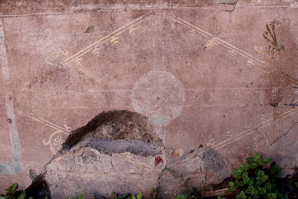 IX.5.14 Pompeii. May 2019. Room f, zoccolo on south end of east wall.
Foto Christian Beck, ERC Grant 681269 DCOR.
