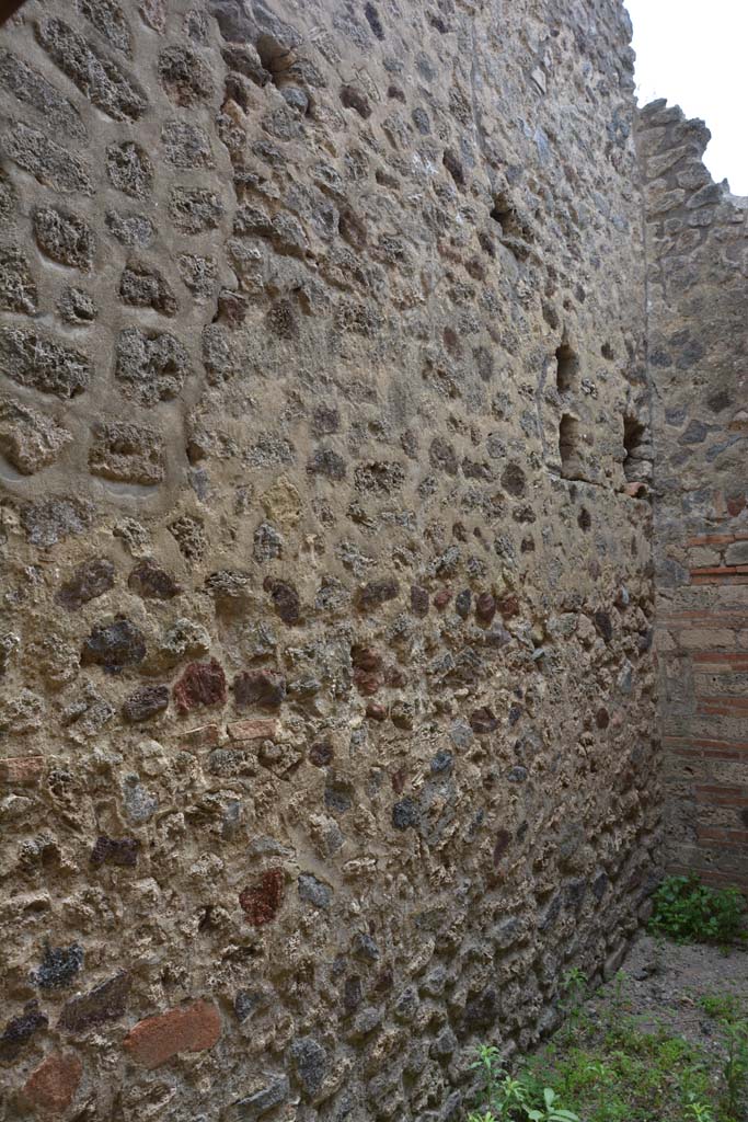 IX.5.14 Pompeii. May 2017. Room “h”, looking west along south wall.  
Foto Christian Beck, ERC Grant 681269 DÉCOR.
