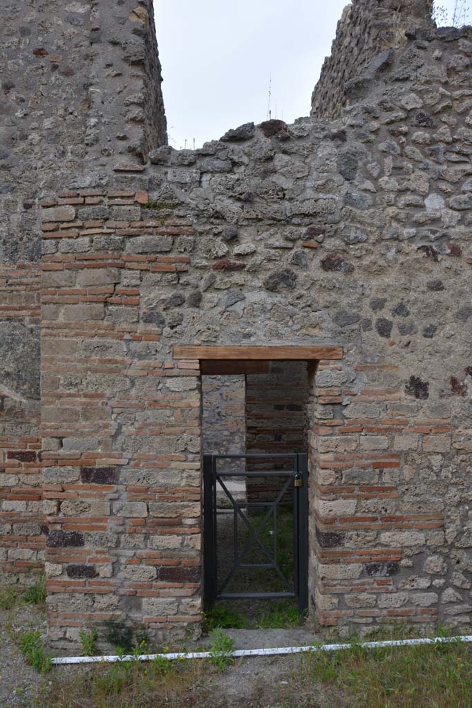 IX.5.14 Pompeii. May 2017. Room “i”, doorway of room “h” in east wall.      
Foto Christian Beck, ERC Grant 681269 DÉCOR.
