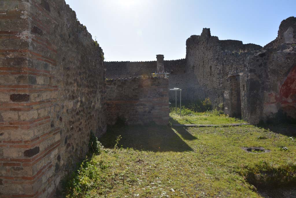 IX.5.16 Pompeii. March 2017. Room “i”, on left, looking west along south wall of atrium “b”.
Foto Christian Beck, ERC Grant 681269 DÉCOR.
