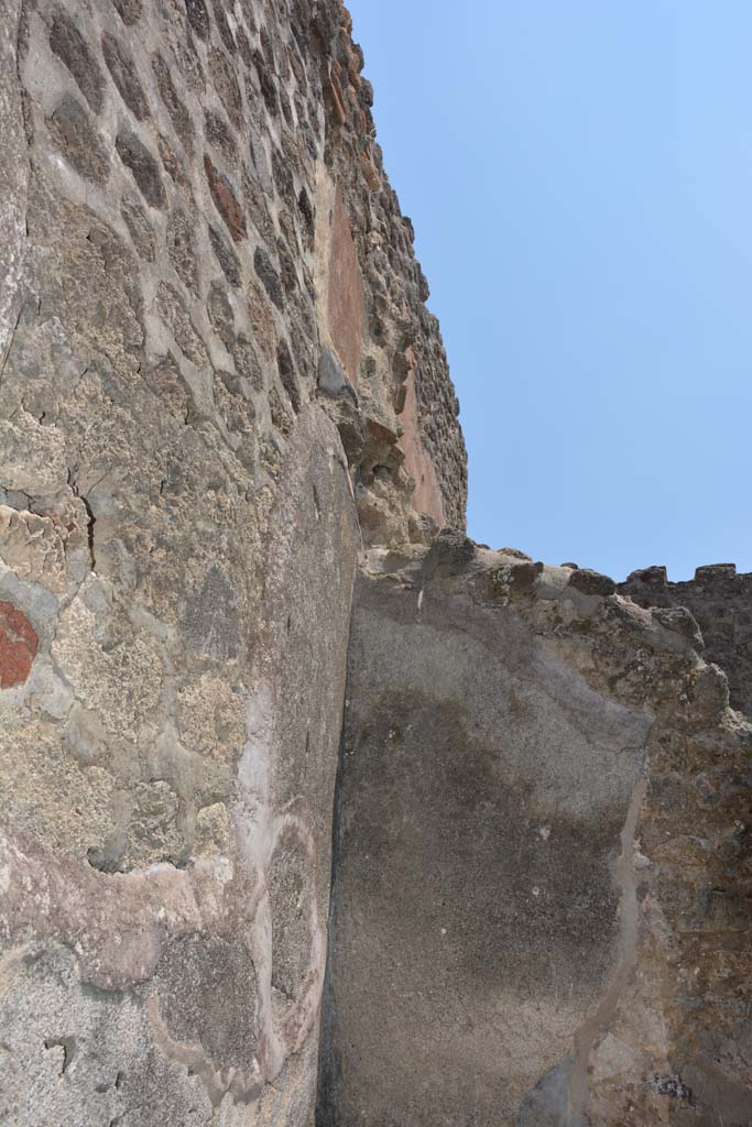 IX.5.17/6 Pompeii. May 2017. 
Room x, looking south along upper east wall in south-east corner.
Foto Christian Beck, ERC Grant 681269 DCOR.
