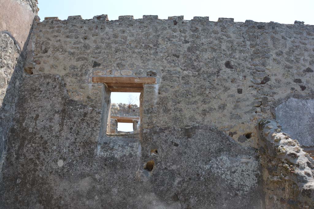 IX.5.6 Pompeii. May 2017. Room q, upper south wall with window overlooking vicolo.
Foto Christian Beck, ERC Grant 681269 DCOR.
