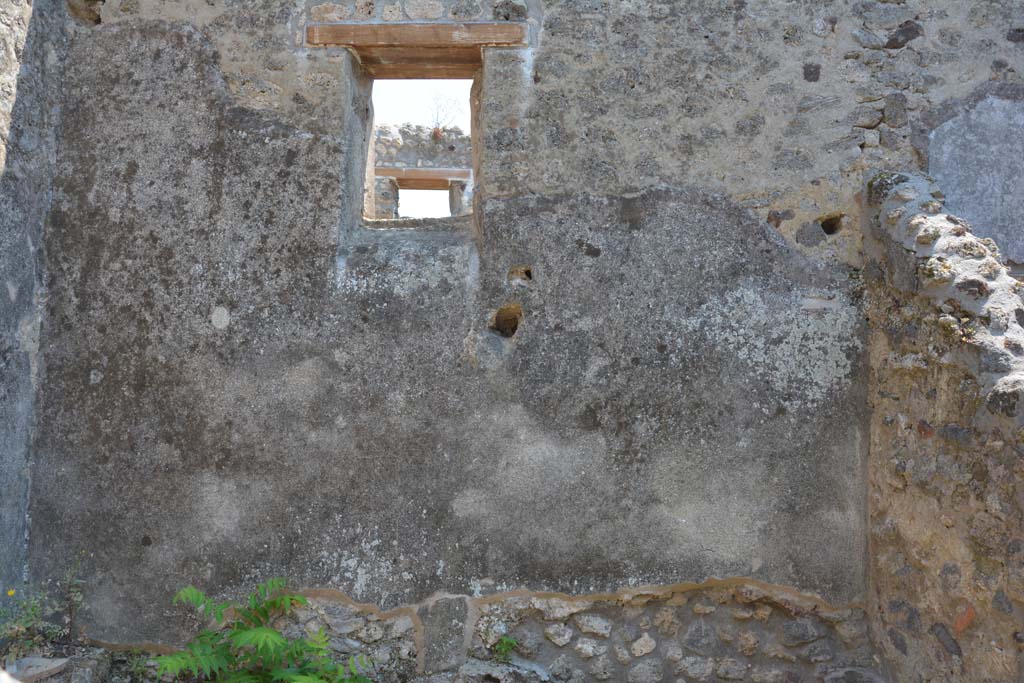 IX.5.6 Pompeii. May 2017. Room q, south wall with window overlooking vicolo.
Foto Christian Beck, ERC Grant 681269 DCOR.

