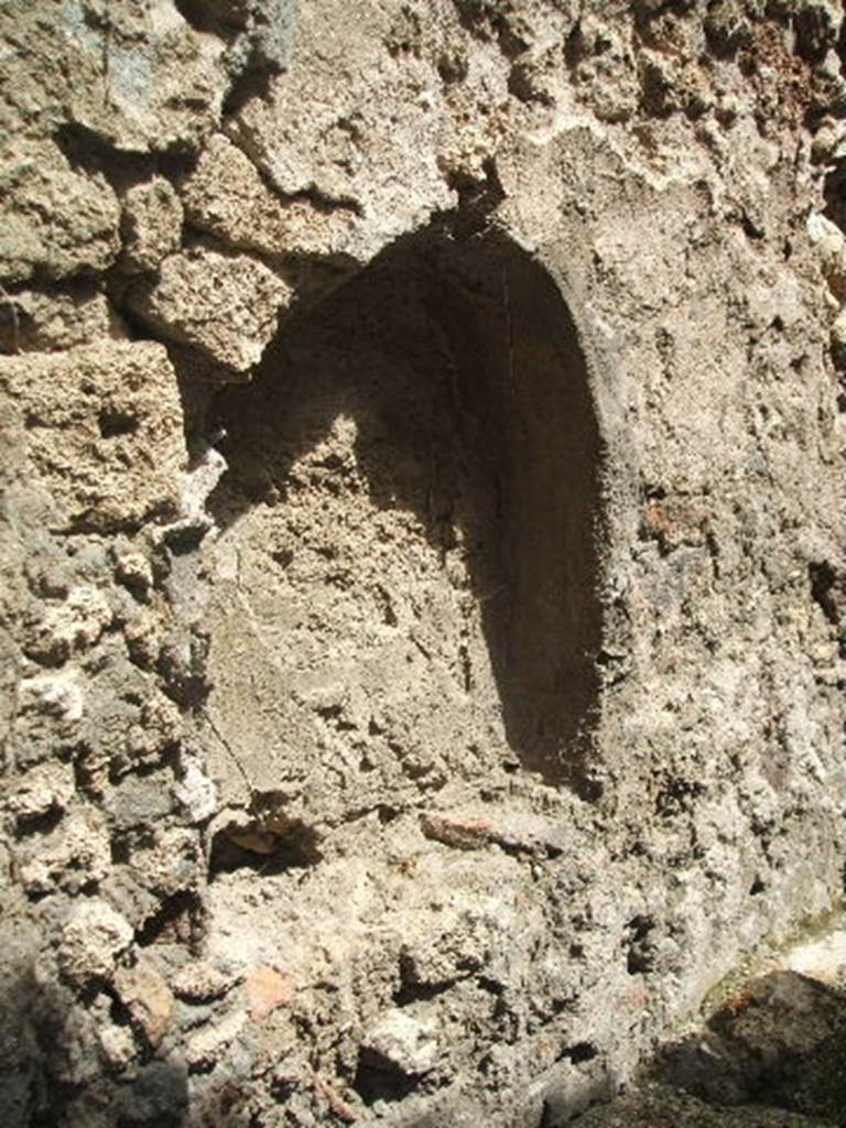 IX.6.2 Pompeii. May 2005. Niche in north wall of room k.