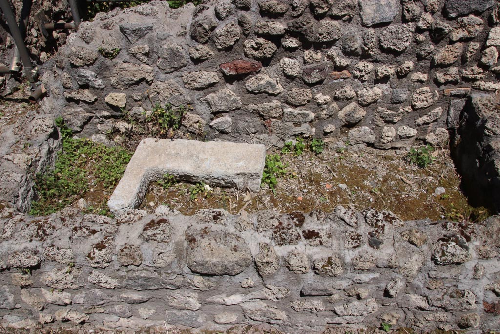 IX.6.7 Pompeii. May 2024. Detail of tub/basin on east side of kitchen, room “p”. Photo courtesy of Klaus Heese.