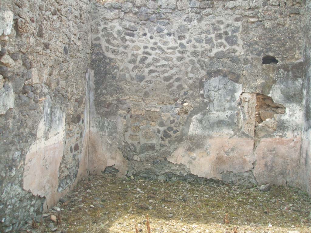 IX.6.g Pompeii. May 2005. Looking south across triclinium “k”, in south-west corner of peristyle.