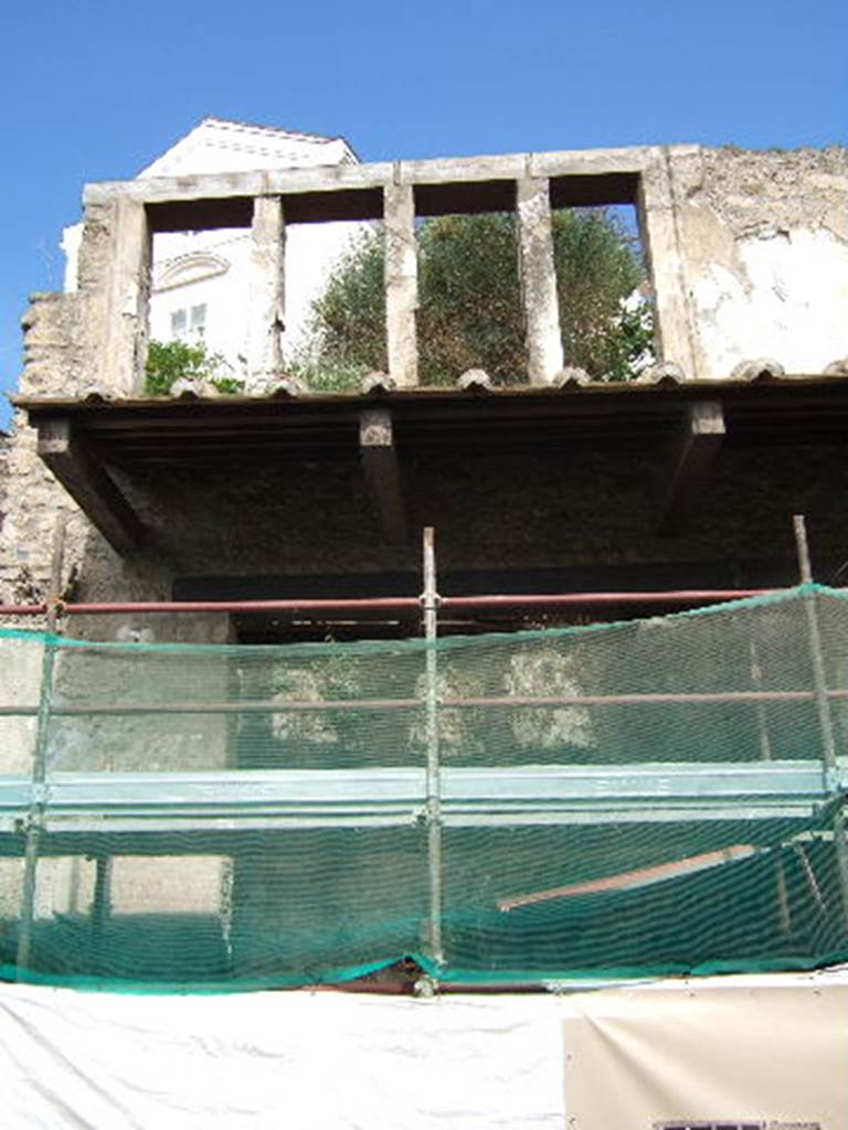 IX.7.2 Pompeii. September 2005. Upper storey on Via dell’Abbondanza.