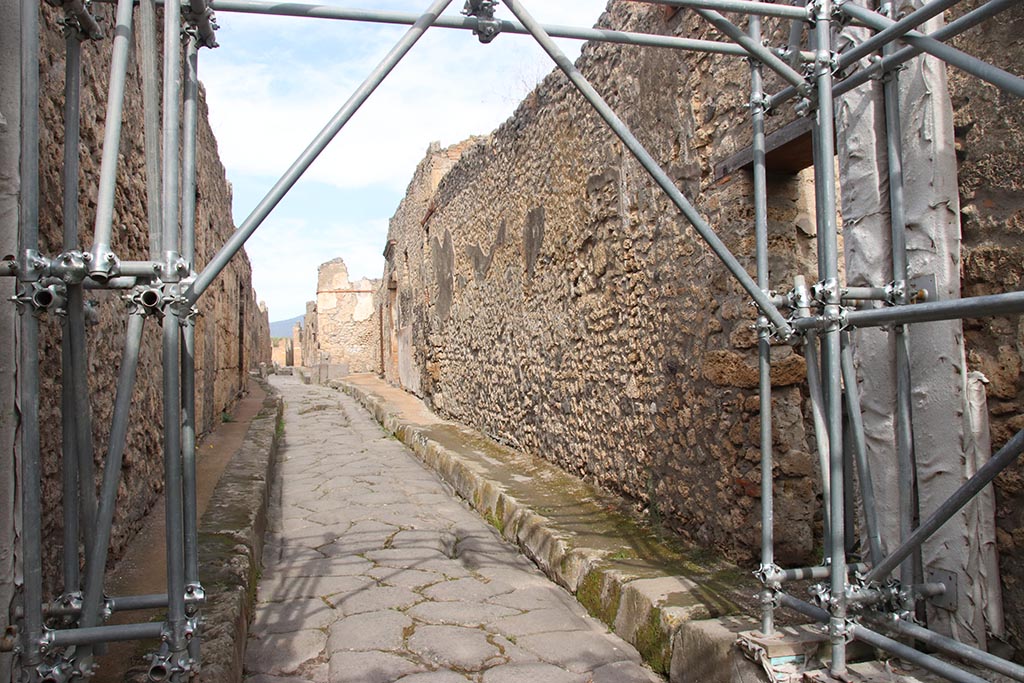 Vicolo di Tesmo, Pompeii. Looking north, with entrance at IX.7.14, on right.  Photo courtesy of Klaus Heese.