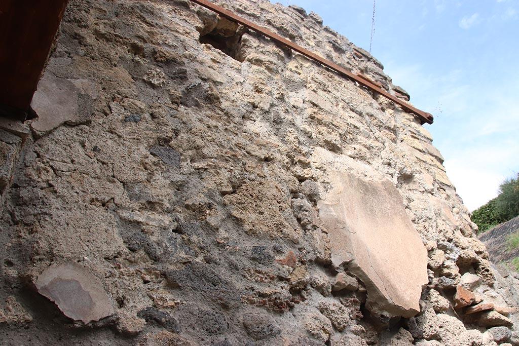 IX.7.14 Pompeii. October 2024. Detail of remaining plaster on upper north wall. Photo courtesy of Klaus Heese.