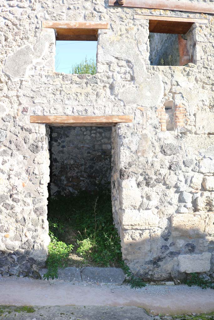 IX.7.15 Pompeii. December 2018. 
Looking towards entrance doorway on east side of Vicolo di Tesmo. Photo courtesy of Aude Durand.
