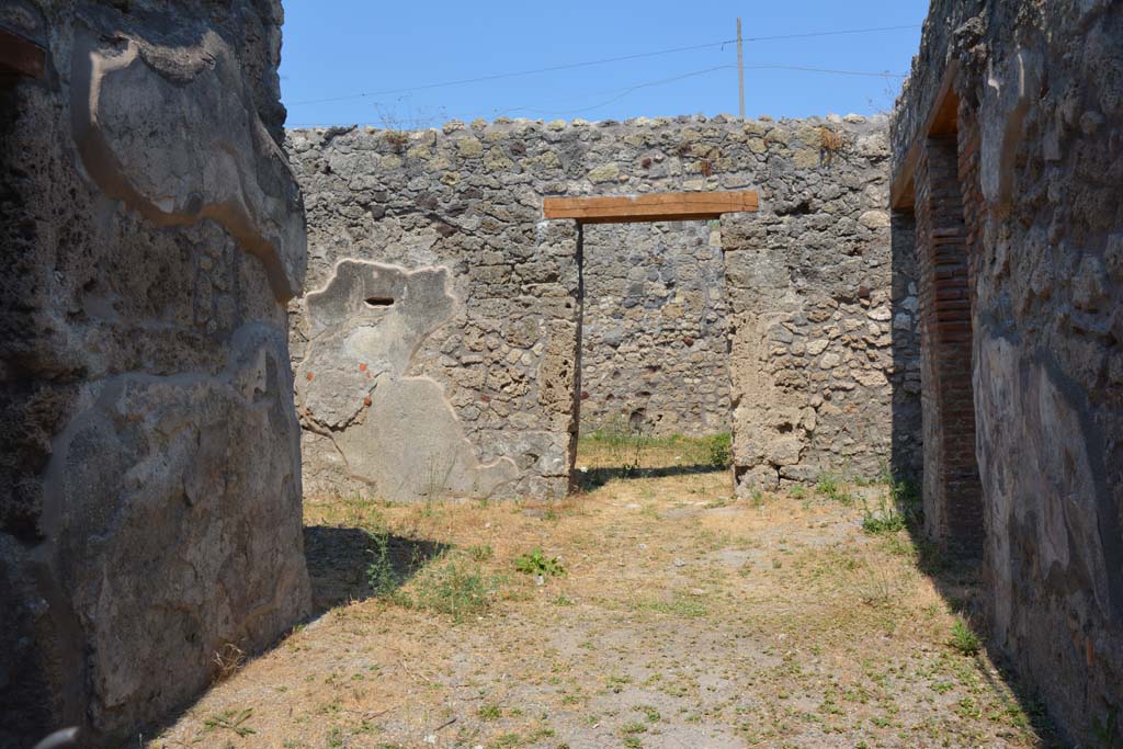 IX.7.19 Pompeii. July 2017. Looking east across atrium towards doorway to triclinium.
Foto Annette Haug, ERC Grant 681269 DÉCOR.
