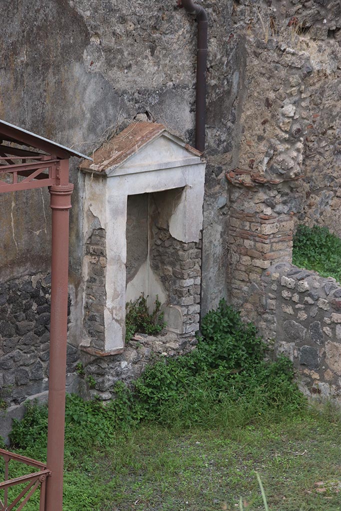 IX.7.20 or IX.7.(?) Pompeii. October 2024. 
Niche against west wall, on north side of fountain. Photo courtesy of Klaus Heese.
(Note: this has also been entered at IX.7.16).


