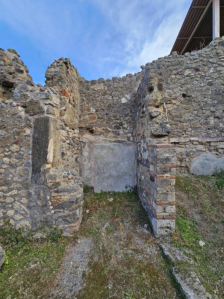 IX.7.21 Pompeii. November 2024.
Looking east opposite corridor, into small room or cupboard area. Photo courtesy of Annette Haug.

