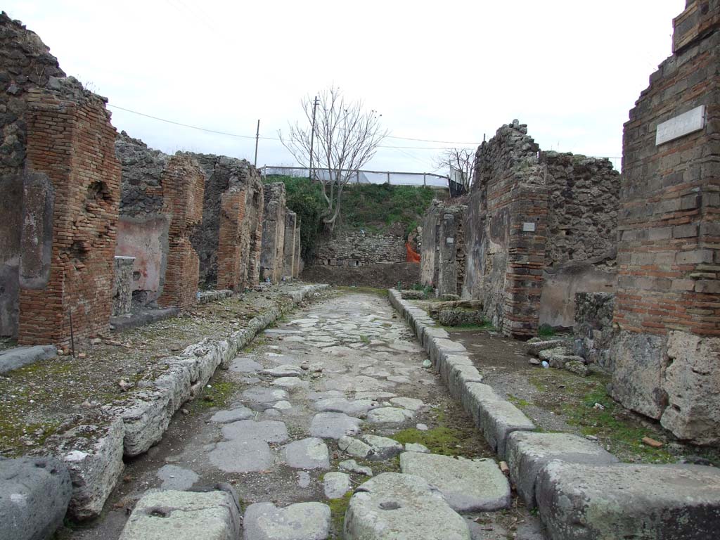 IX.6 Pompeii. December 2007.        Unnamed vicolo leading to unexcavated area, looking east.               IX.7.22, on right.