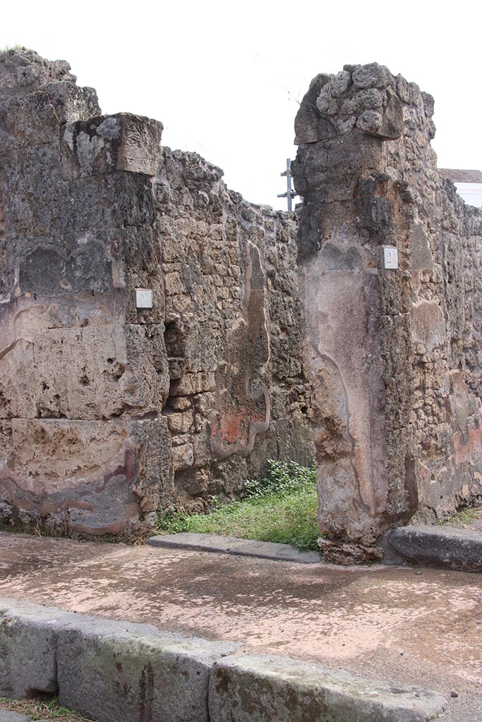 IX.7.25 Pompeii. October 2024. 
Looking south-east to entrance doorway. Photo courtesy of Klaus Heese.
