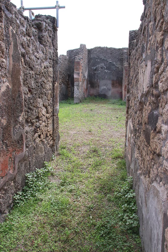 IX.7.25 Pompeii. October 2024. 
Looking south across atrium from entrance corridor. Photo courtesy of Klaus Heese.
