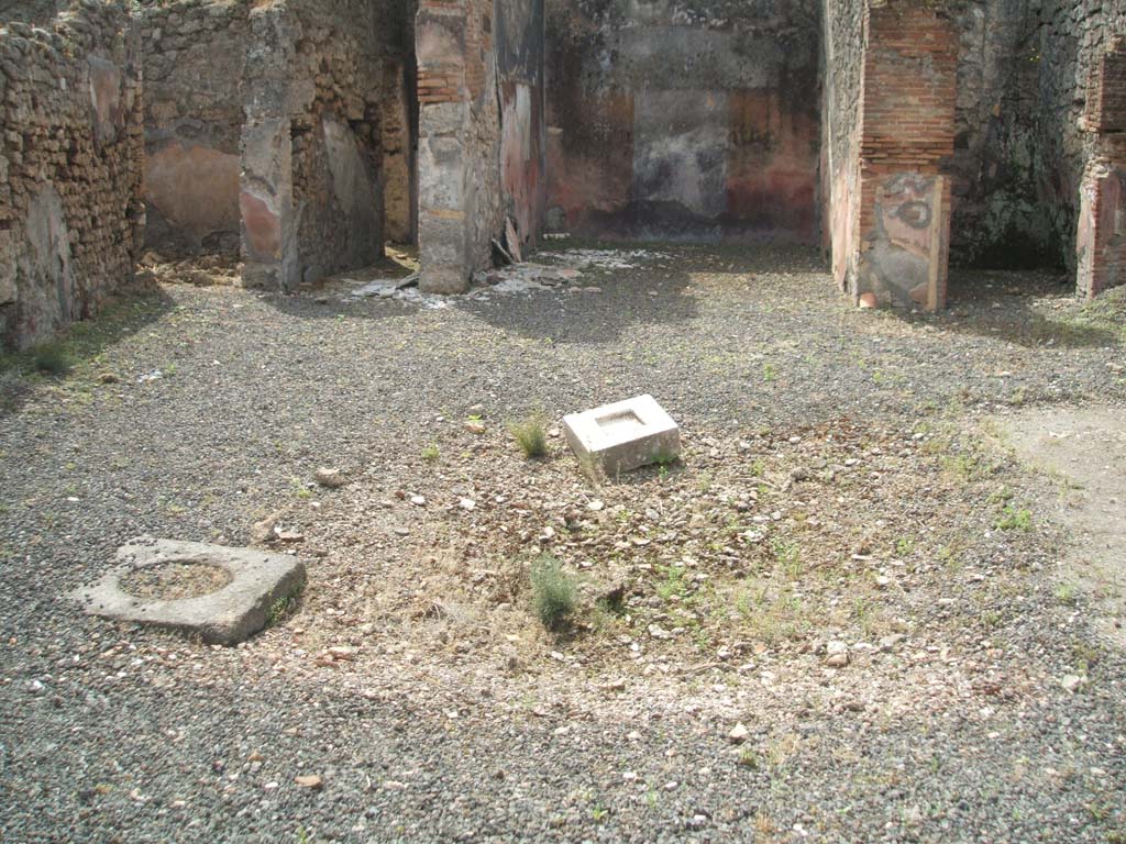 IX.7.25 Pompeii. May 2005. Looking south across atrium “2”, with remains of impluvium.
On the left is the doorway to room “q”, then the entrance to corridor “p”, the tablinum “o”, and the doorway to small room “m”.
