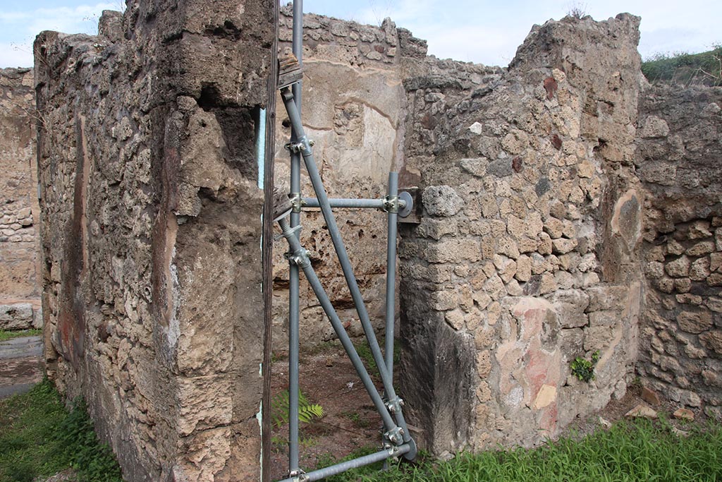 IX.7.25 Pompeii. October 2024. Doorway to cubiculum “b”, on east side of entrance corridor. Photo courtesy of Klaus Heese.