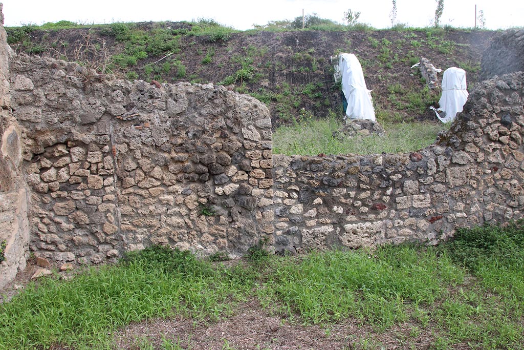 IX.7.25 Pompeii. October 2024. 
North-east corner of atrium, with blocked doorway through to room (e) and services area including kitchen, room (f). 
Photo courtesy of Klaus Heese.

