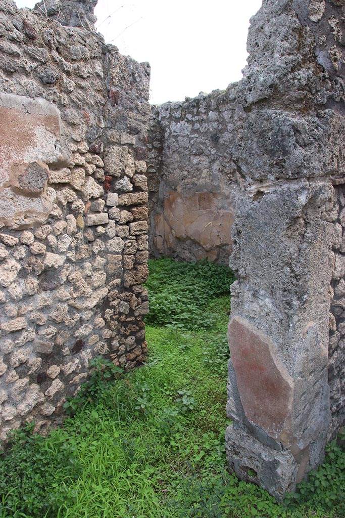 IX.7.25 Pompeii. October 2024. Doorway into room (q). Photo courtesy of Klaus Heese.