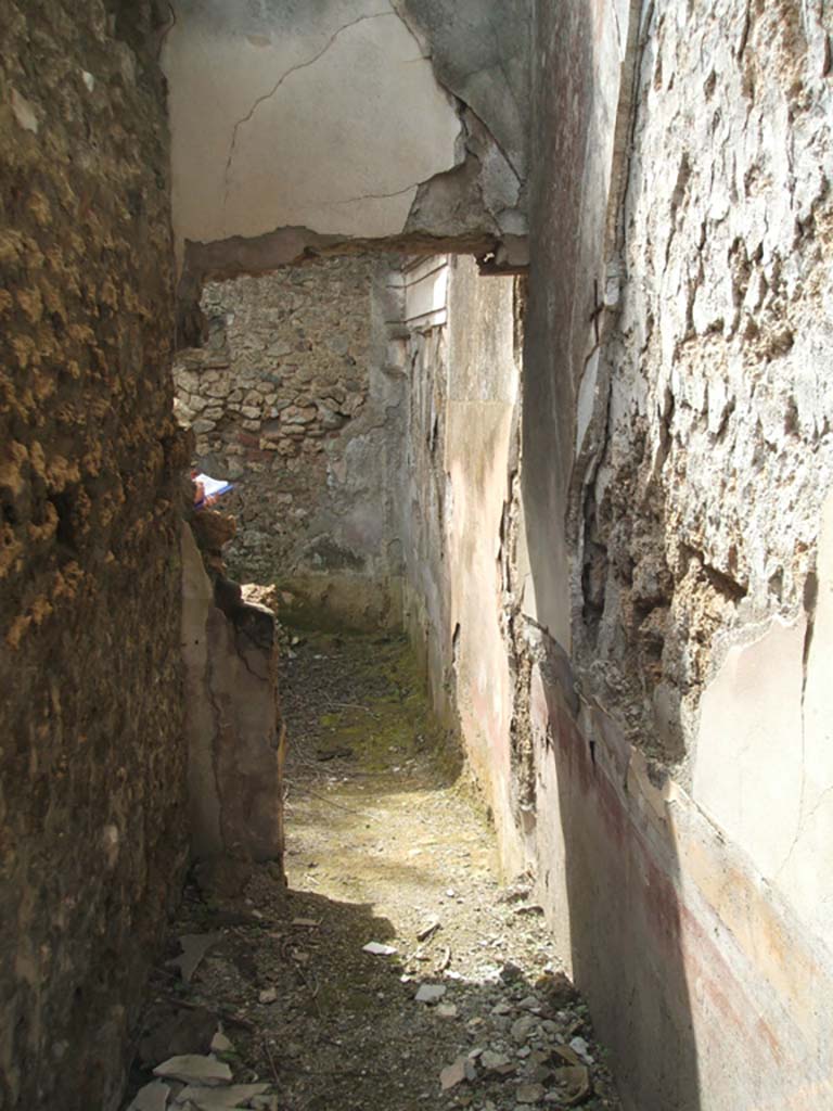 IX.7.25 Pompeii. May 2005. Looking south along corridor “s”, leading to garden area “u”.