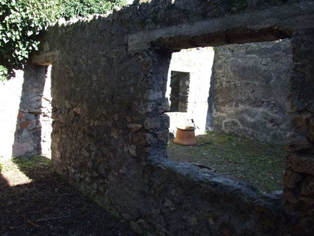 IX.9.11 Pompeii. March 2009. Room 7, triclinium, looking out through window in south wall into garden area.