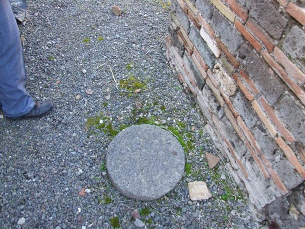 IX.9.a Pompeii.  March 2009.  Masonry pillar and floor of wide passageway.