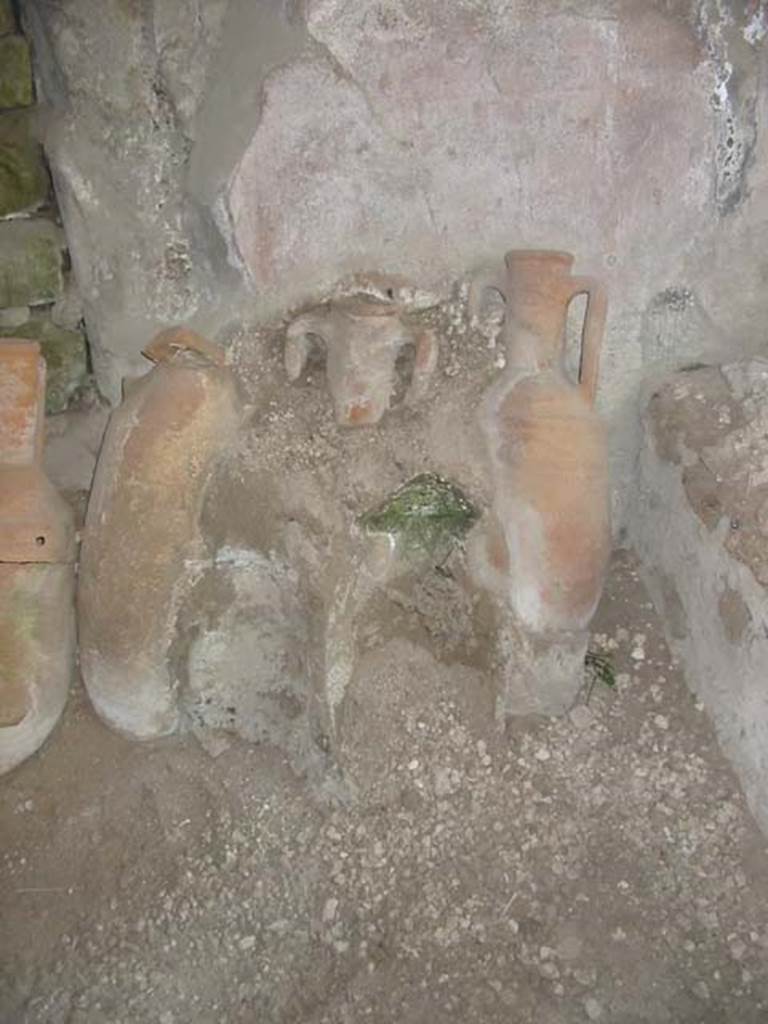 IX.11.2 Pompeii. May 2003. Amphorae at south end of east wall. Photo courtesy of Nicolas Monteix.