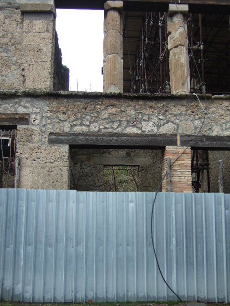 IX.12.3 Pompeii. December 2005.  Entrance with columns above.