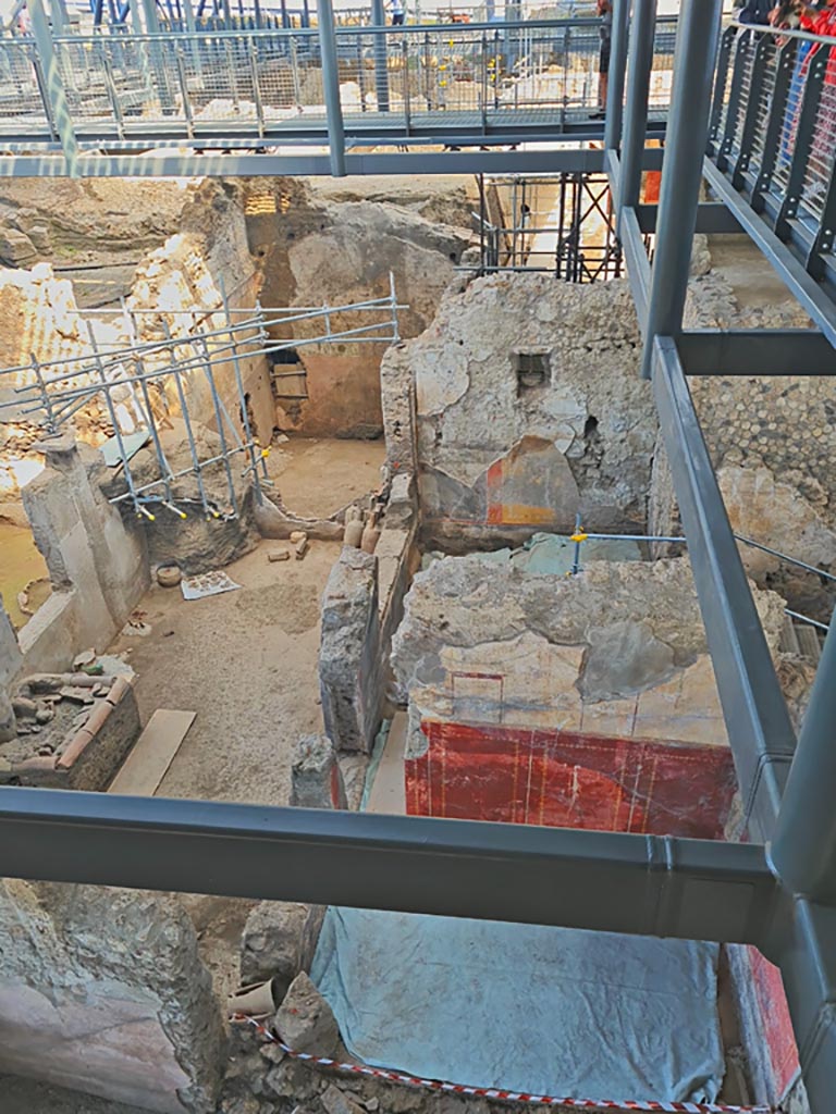 IX.12.4/9 Pompeii. June 2024. Looking north from above IX.12.4. Photo courtesy of Giuseppe Ciaramella.
Room “l(L)” is seen on the right with red painted north wall.
On the north side of it, is room “o”, with modern steps (blocked)down into IX.12.6.
Room “p” is seen in the upper centre, with room “q”, in centre left. 

