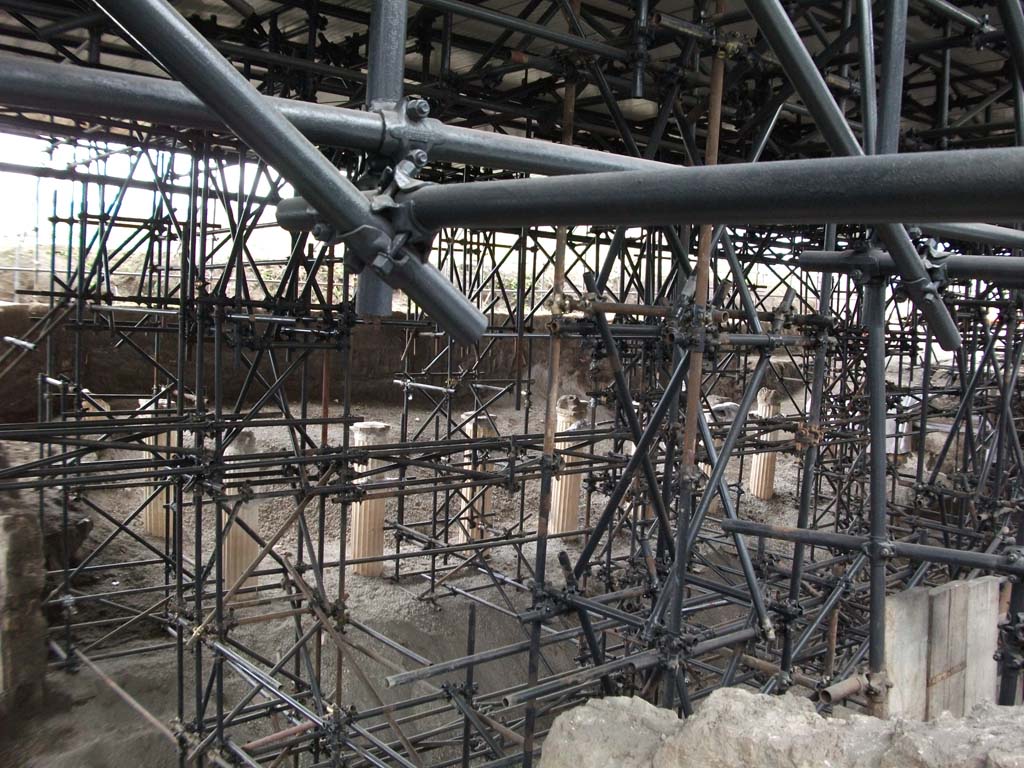 IX.12.A/IX.12.9 Pompeii. May 2010. Looking north-west towards emerging columns at the rear of IX.11, from above room 10.