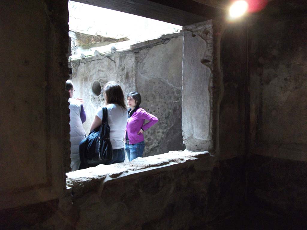 IX.13.1-3 Pompeii. May 2010. Room 22, south wall with window to room 21, kitchen courtyard.