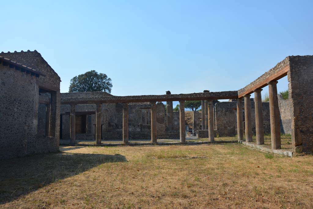 IX.14.4 Pompeii. July 2017. Looking north from garden area, across peristyle towards north portico.
Foto Annette Haug, ERC Grant 681269 DÉCOR.

