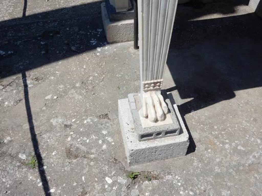 IX.14.4 Pompeii. May 2017. Table support and foot. Photo courtesy of Buzz Ferebee.
The table was topped in bardiglio marble, held up on legs of white marble ending in a lion’s paw resting on a base of lava with marble inlays of contrasting colors, resting on a large base of cubed travertine marble.

