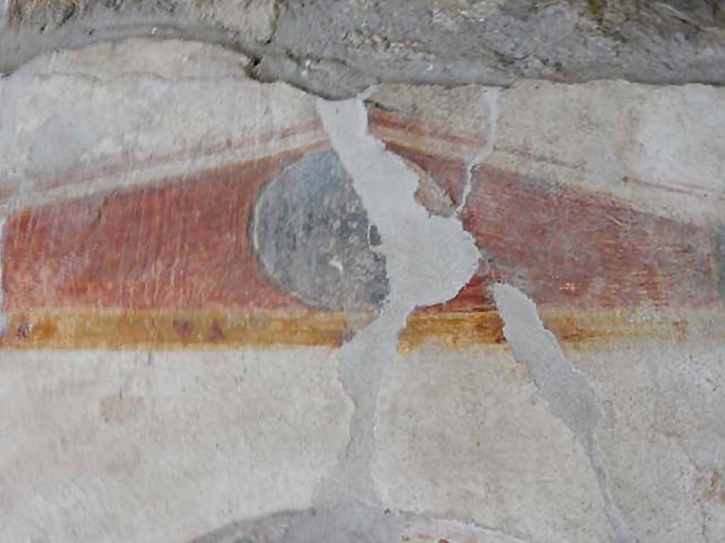 IX.14.4 Pompeii. May 2017. Room 18, detail of painted aedicula above niche. Photo courtesy of Buzz Ferebee.