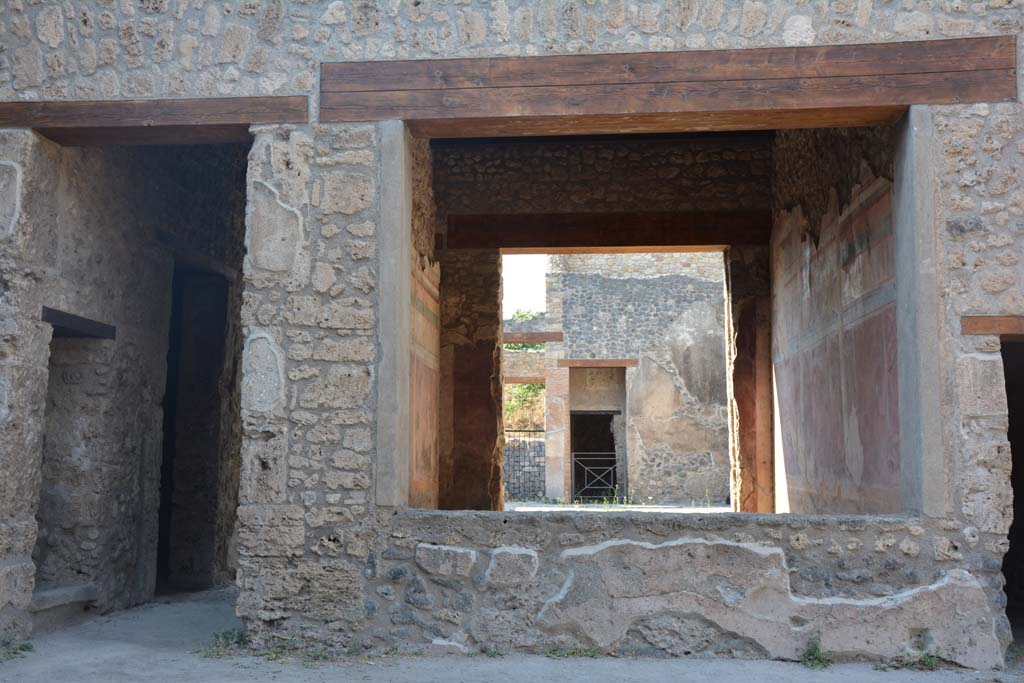 IX.14.4 Pompeii. July 2017. 
Looking north through window from north portico into room 19, on the left is a corridor 44 leading to secondary atrium at IX.14.2.
Foto Annette Haug, ERC Grant 681269 DÉCOR.
