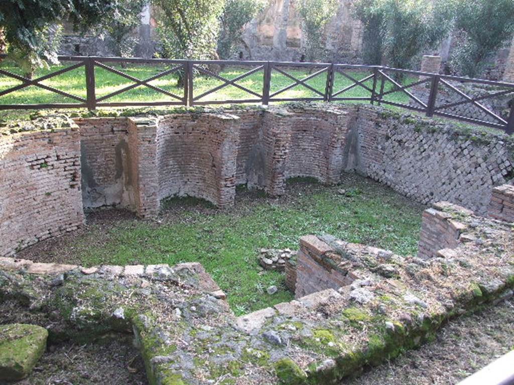 HGW24 Pompeii. December 2006. Pool, looking towards square end. 