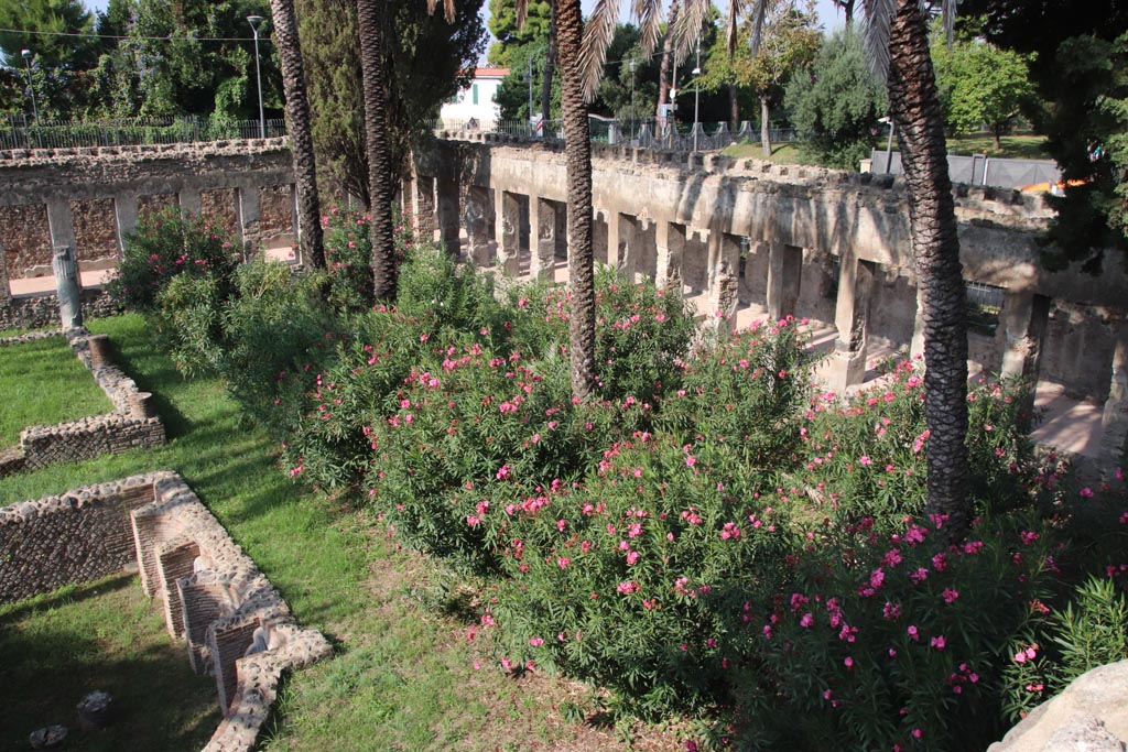 HGW24 Pompeii. Villa of Diomedes. October 2023. 
Looking north-west across garden from large exedra/terrace. Photo courtesy of Klaus Heese.
