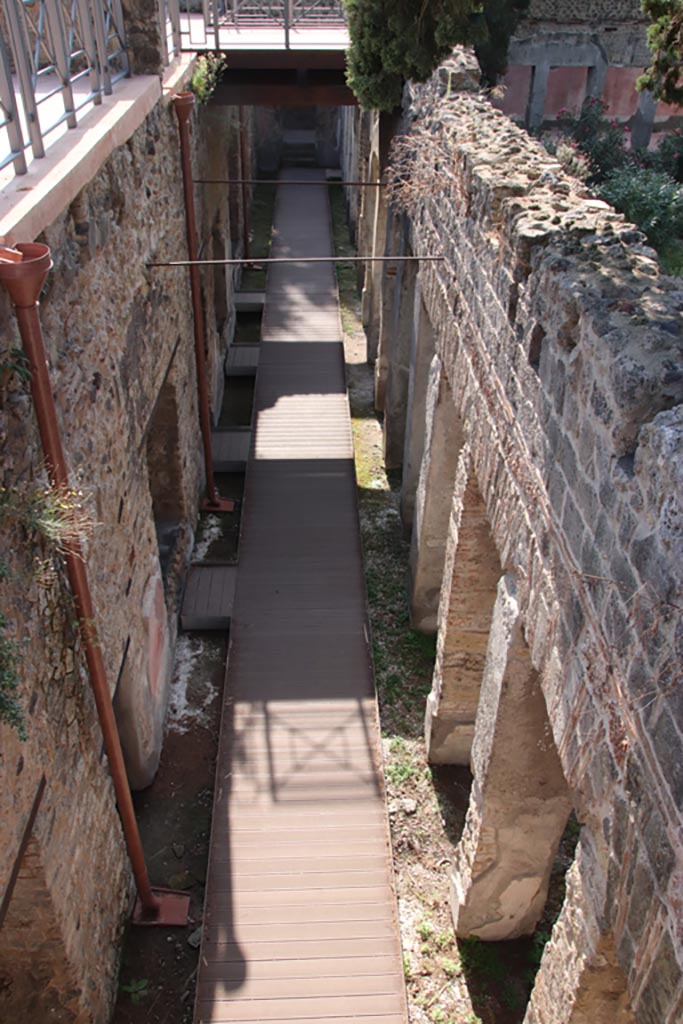 HGW24 Pompeii. Villa of Diomedes. October 2023.
Looking south from upper terrace, down onto east portico. Photo courtesy of Klaus Heese.
