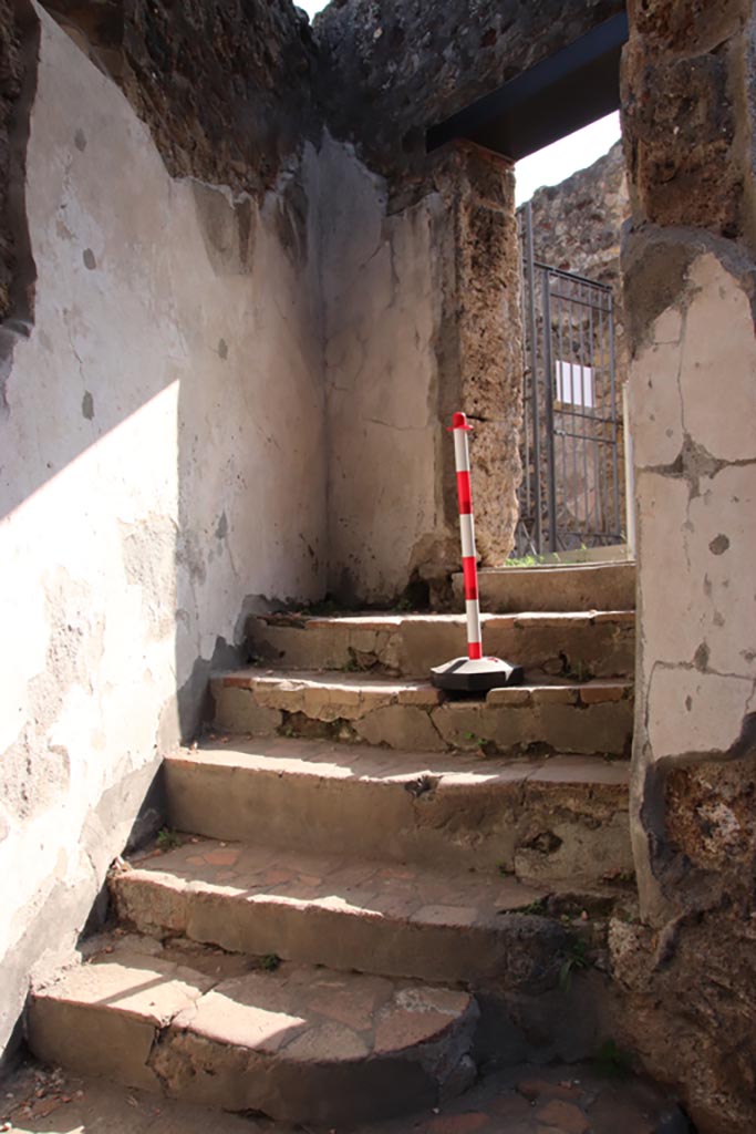 HGW24 Pompeii. Villa of Diomedes. October 2023.
Steps up to north-east corner of front peristyle from lower level. Photo courtesy of Klaus Heese.
