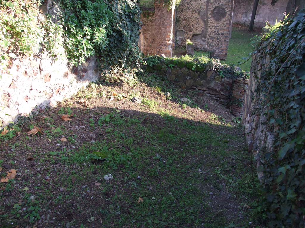 HGE12 Pompeii. December 2006. Looking south in room.
The large lararium niche and altar in the courtyard can be seen at the top of the photo.
