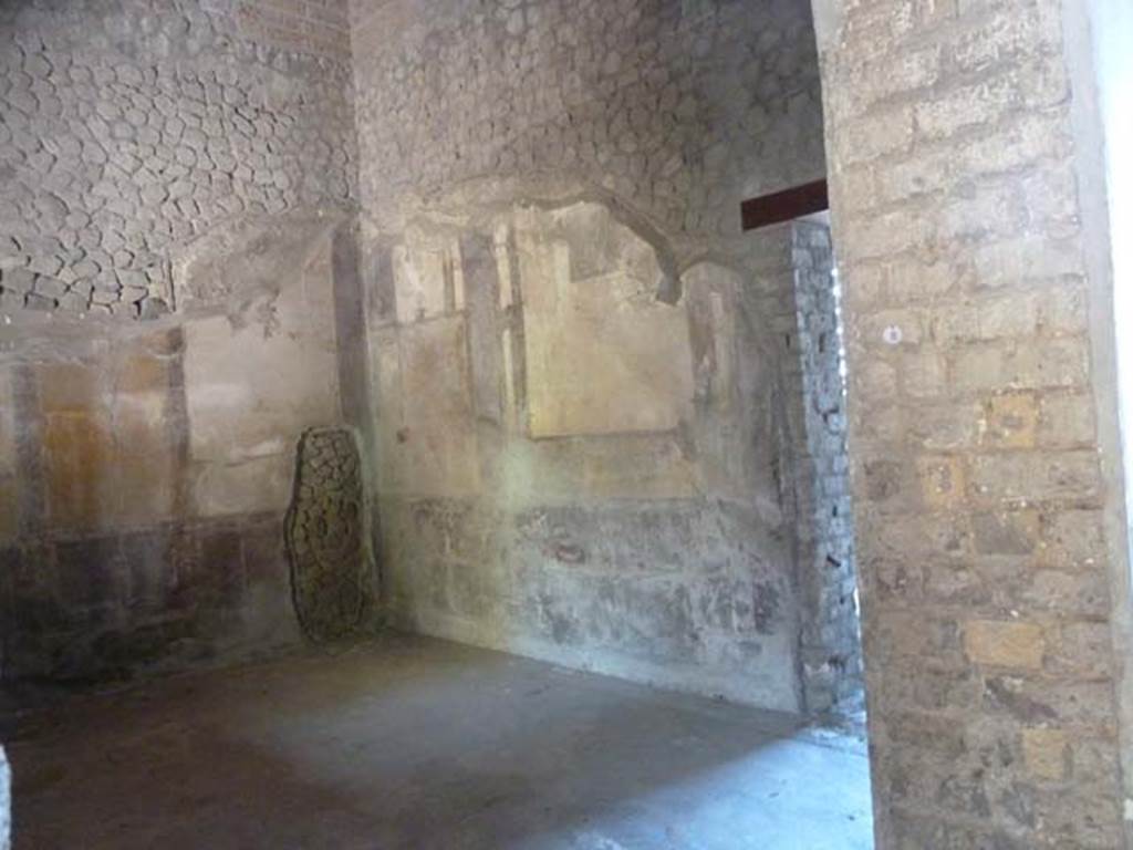 Villa San Marco, Stabiae, September 2015. Room 6, looking through doorway towards west wall, north-west corner and north wall.