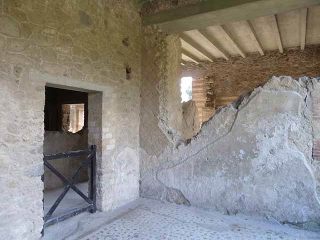 Villa of Mysteries, Pompeii. May 2010. Doorway to passage13 and cubiculum 14, at west end of portico P4.