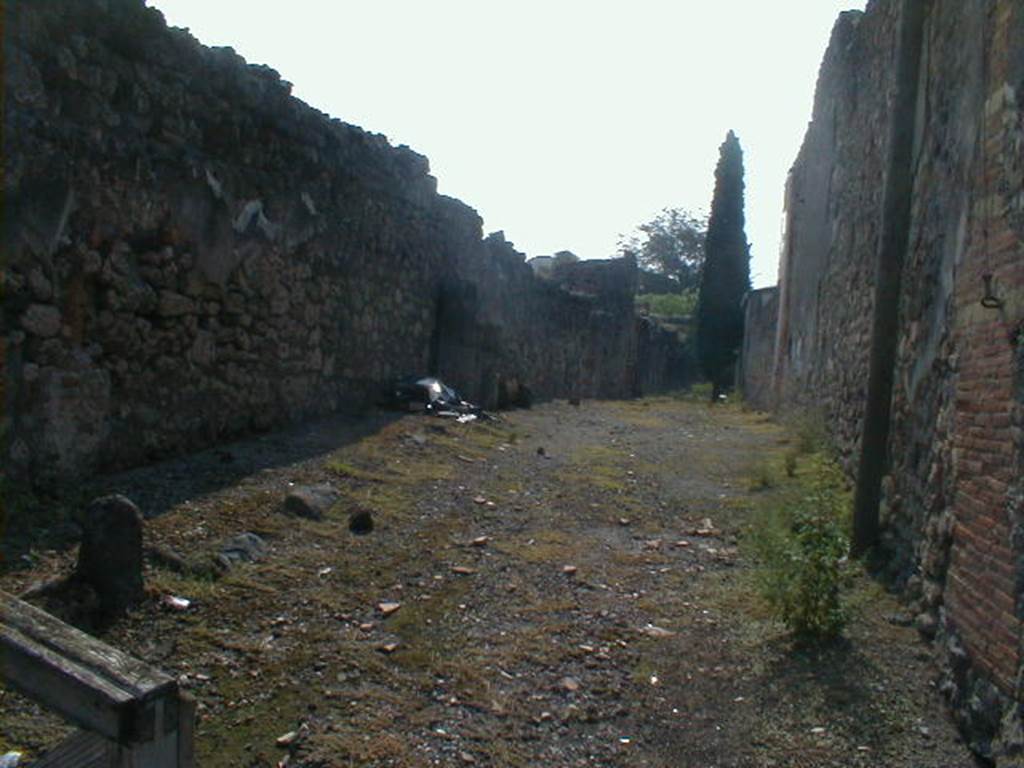 Unnamed vicolo between IX.9 and IX.8.  Looking south from Via di Nola. September 2004.